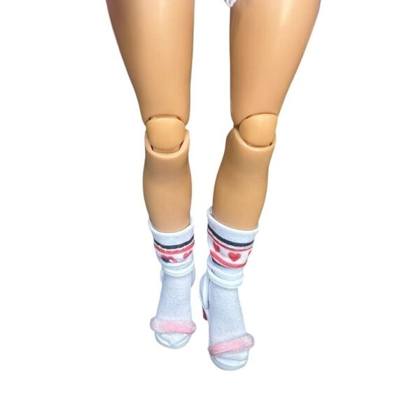 Rainbow High Kia Hart Fashion Doll Special Valentines Edition - Picture 4 of 5